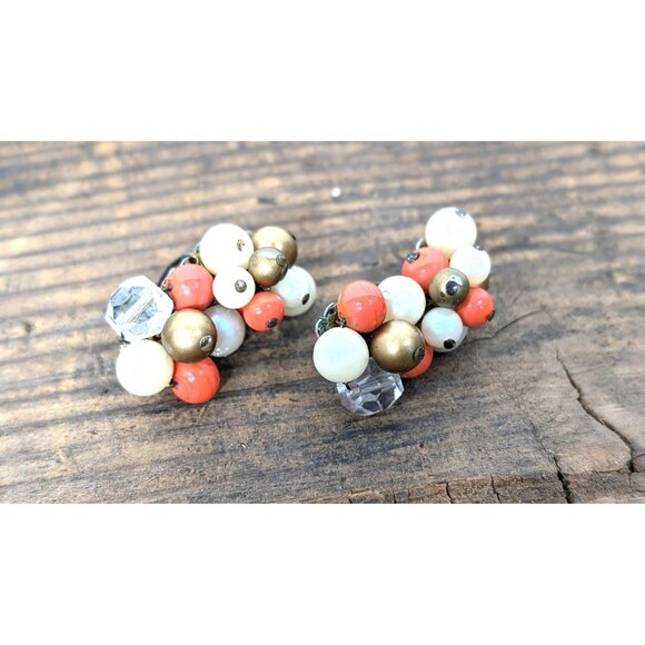 Vintage 60s cluster beaded clip on earrings - Picture 3 of 4